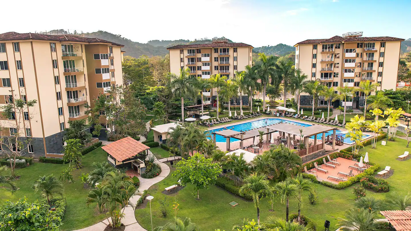 Piscina y áreas comunes del condominio